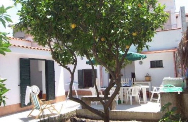 Large holiday home a few KM from the sea. Ideal for families or groups. Wifi