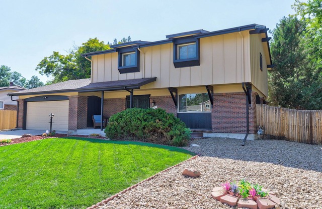 Large home in Arvada, centrally located, free parking garage