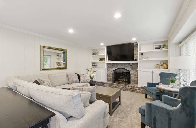 Large Home in OP Fenced Yard King Beds GameRoom