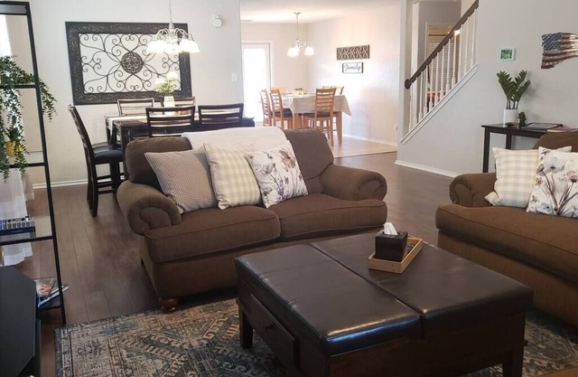 Large home near Lackland base, mins to SeaWorld, easy access to major freeways