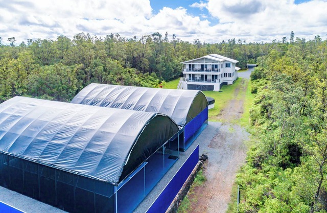 Large Home w/2 covered Pickleball Courts near Volcano National Park sleeps 16