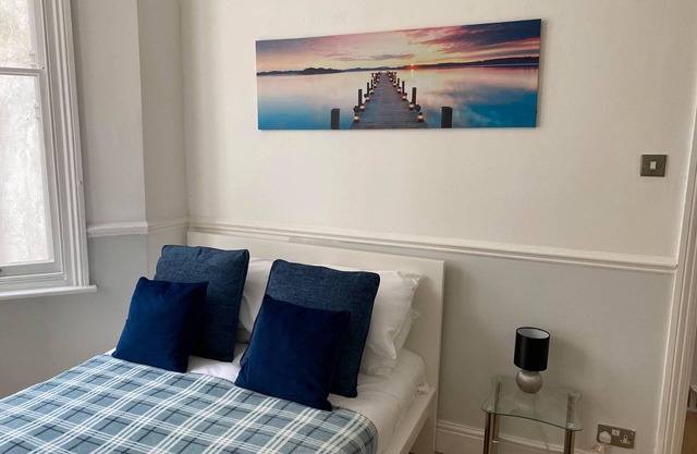 LARGE HOUSE *2 minutes from beach* with outdoor terrace