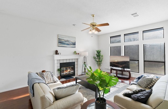 Large House - Comfy King Bed & Big Yard - Near Round Rock Donuts