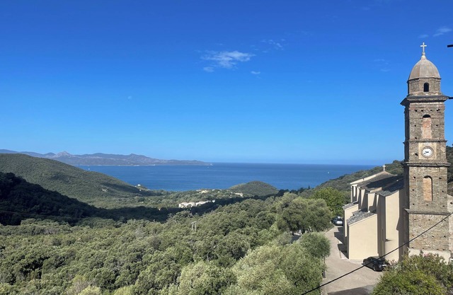 Large house facing the sea, close to the beach