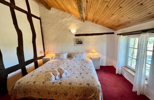 Large house with pool sleeping up to 10 people in Gageac.