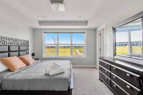 Large House Near Calgary Airport with Central AC, Double Car Garage Parking, Free Banff Access, Netflix, Sleeps 8