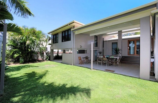 Large House only 50m from beach