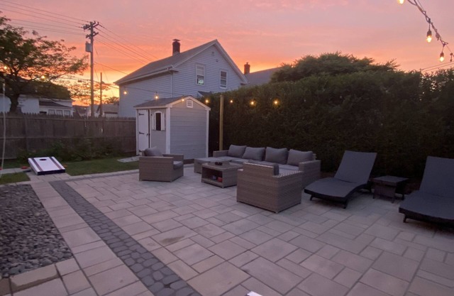 Large House w/Patio and Driveway! Right off of Thames Street