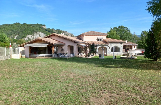 Large house with large fenced garden only by the week or more