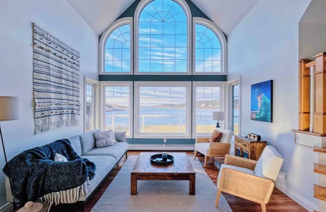 Large Lawrencetown lakefront cottage