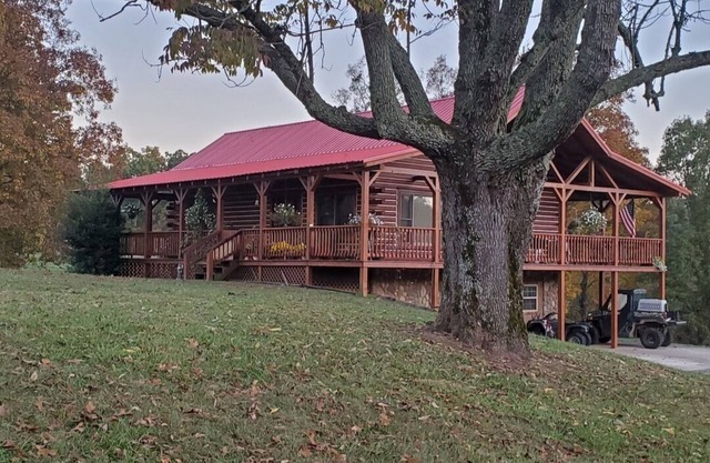 Large Log Cabin Minutes From Lake Barkley and Land Between the Lakes Cadiz, KY