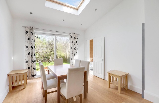 Large London Home with fantastic living area, free parking and lovely location