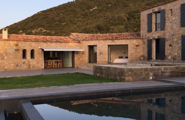 Large luxury villa with swimming pool, exceptional view of the gulf