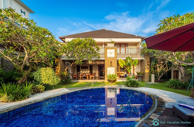 Large Luxury 5Br Pool Villa with Free Breakfast in Kuta!