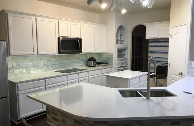 Large Luxury House w/Theater & Gym - early check-in & late checkout available