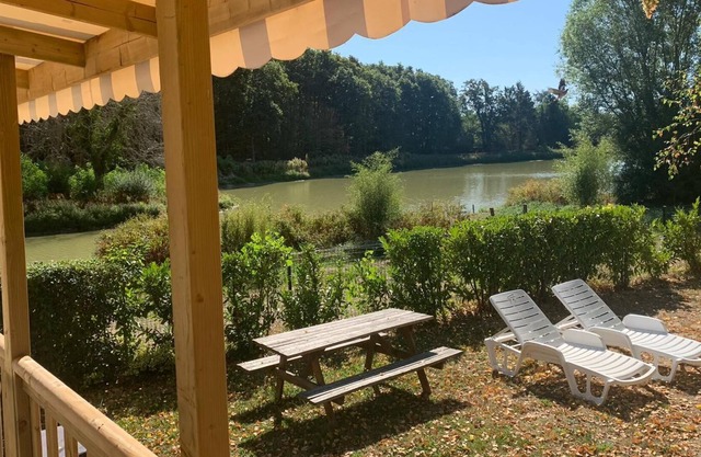Large Mobil Home facing the lake 3 Bedrooms 2 Bathrooms