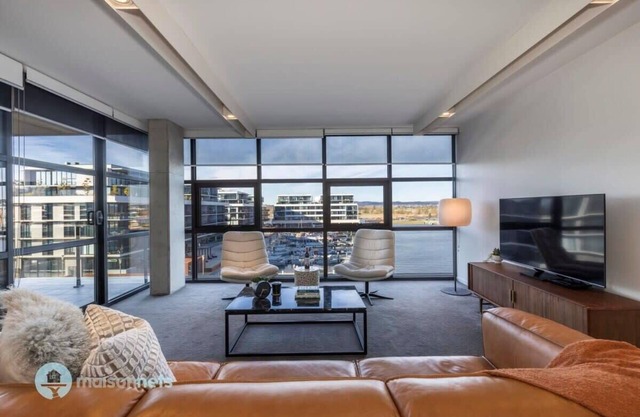 Large Modern 2 Bdrm Apt, Water Views, 2x Car Spots