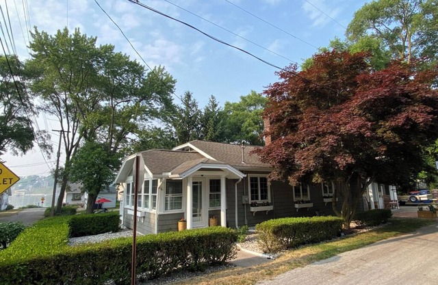Large Modern 3 Bedroom Home w/Lake Views, Decks Galore and Firepit