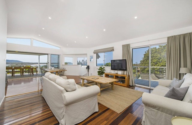 LARGE MODERN HOME, WATER VIEWS & CENTRAL LOCATION