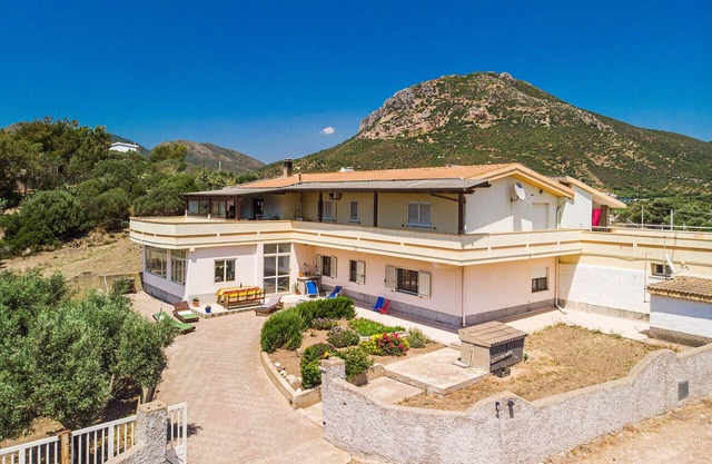 Large modern hotel in the suburbs. Terrace, WiFi, conservatory low