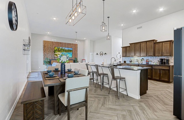 Large Modern Mid-Century Getaway 5 Bed Rooms Outdoor Grille
