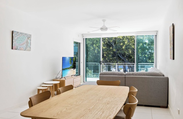 Large Modern Unit with Lift & Pool