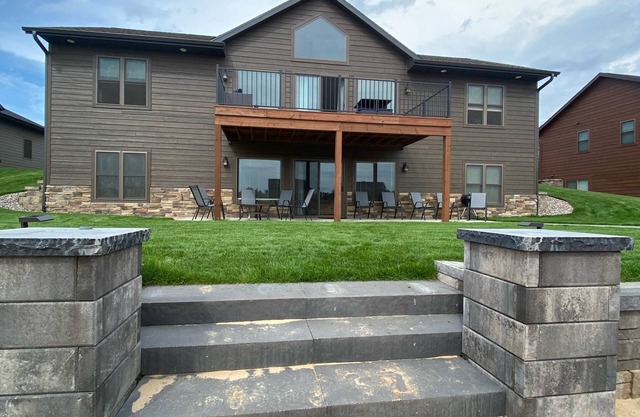 Large Multifamily Beach Front Lake Home Near WI Dells