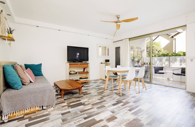 Large new studio facing port and beach with private parking