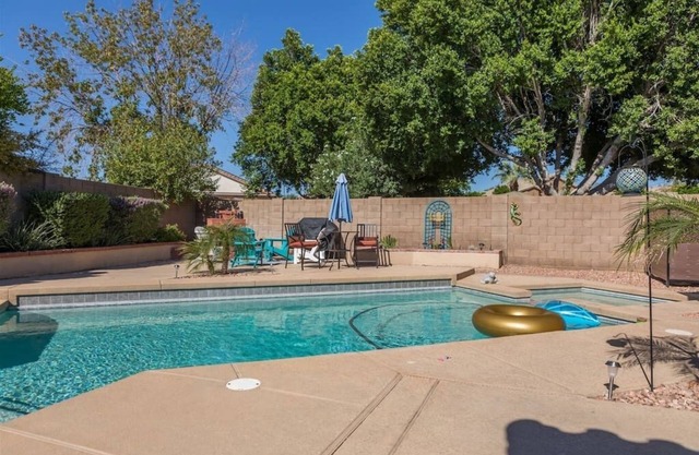 Large oasis, pool heater, spa, putting green