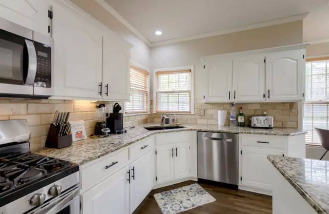 Large pool house perfect for large family gathering