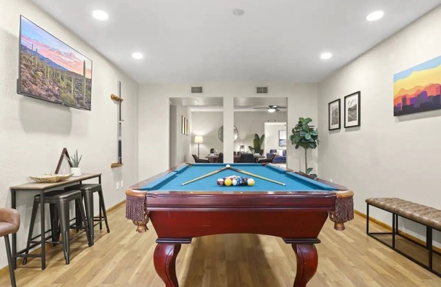 Large Pool, Near State Farm STDM and Many Entertainment Districts!
