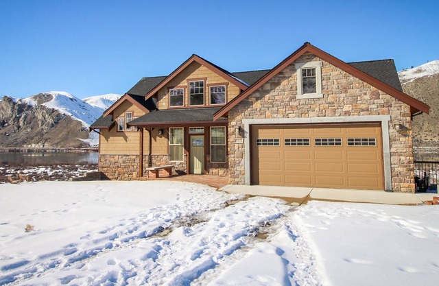 Large river view home w/ decks & shared pool/clubhouse/boat launch - 2 dogs OK!