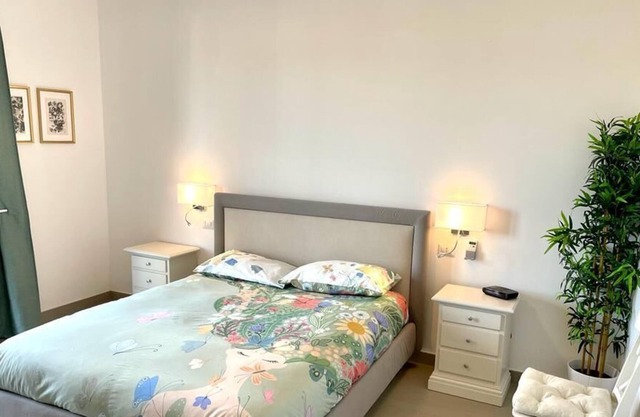 Large room with private bathroom in a farmhouse with swimming pool