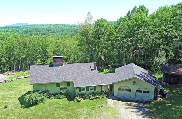 Large Secluded home with Mountain Views. Close to Skiing, Snowmobile, Hiking