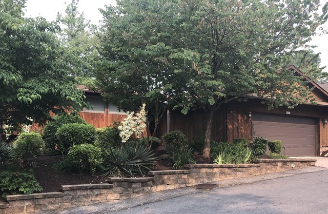 Large secluded/wooded 4 bedroom home with waterview!