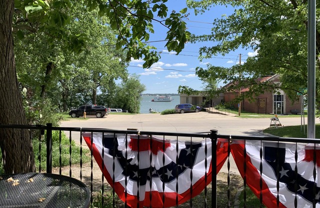 Large shaded deck w/view of the lake. Quiet retreat in the heart of Clear Lake.