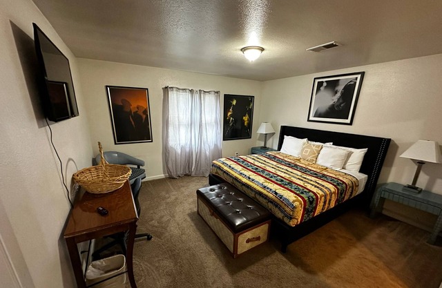 Large Single Level 4 BR Near Zoo, Beale Street
