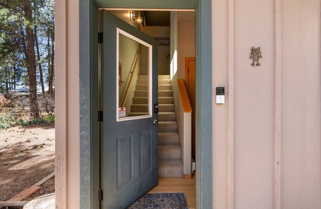 Large studio, River and Trail Access, Pet Friendly!