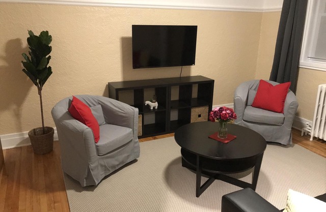 Large, sunny, upper duplex, parking, Snowdon metro