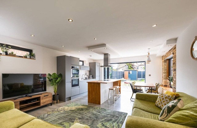 Large three bedroom Apartment w/Garden near Beach