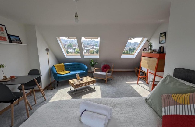 *Large Unique Retro Private Attic & Bathroom*