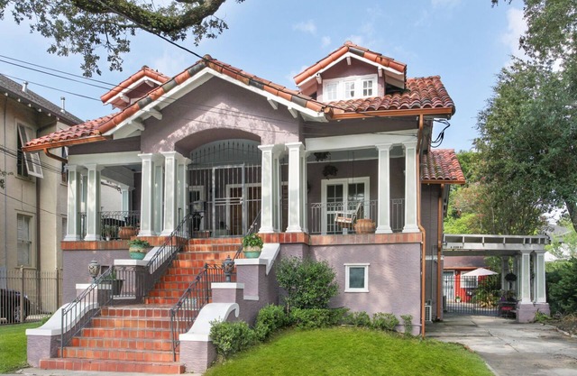 Large, Uptown, Apartment on Tree-Lined Avenue. Close to Shopping and Eating.