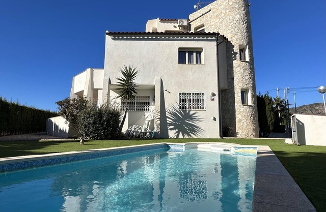 Large villa for 11 people with sea view and private pool!