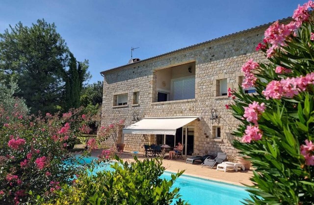 Large Villa - High standing - Large garden - Swimming pool - Sauna - Terrace