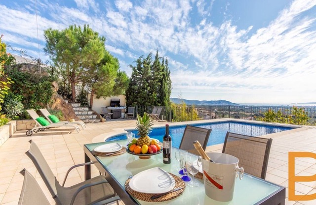 Large Villa with Pool in Luxury Urbanization