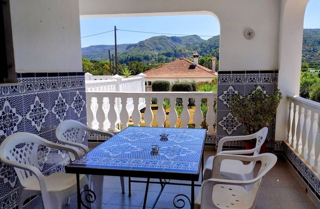 Large villa with tennis court and swimming pool, 25 minutes from the beach. Ideal for families.