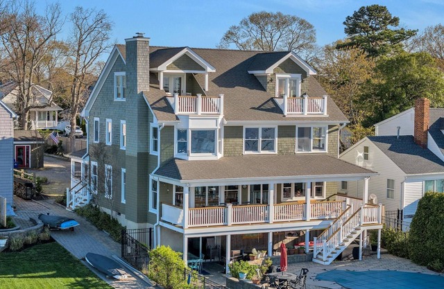 Large waterfront home w/pool