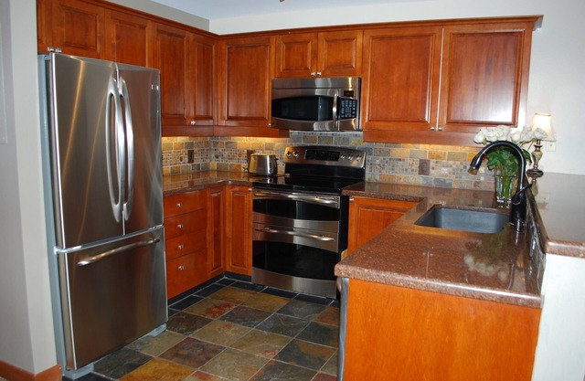 Largest 1 Br Condo With Den, Quiet Top Floor End Unit, Sleeps 6