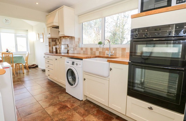 LARKRISE, pet friendly, character holiday cottage in Fordingbridge