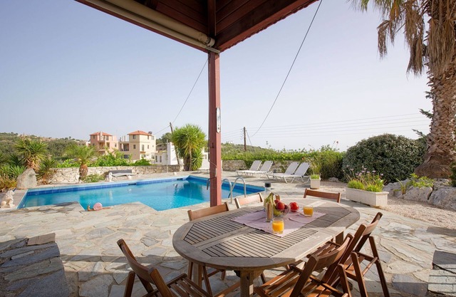 Late summer and fall in this cozy 2-bedroom apartment.Private pool,lovely views.